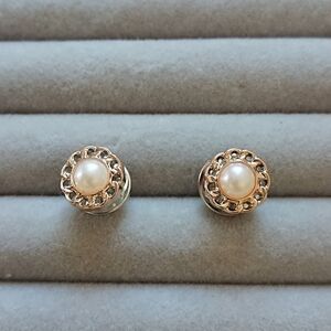 Faux pearl brooch/pins